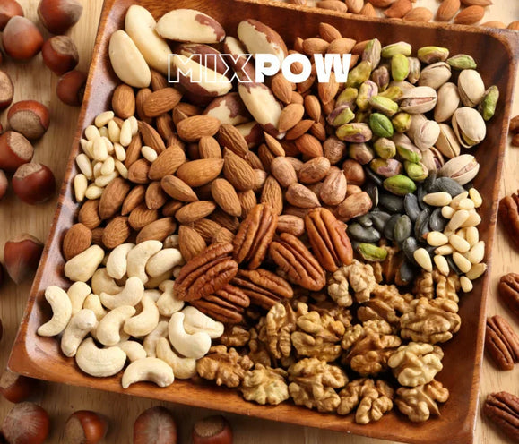 Plateau de fruits secs variés — amandes, noix de cajou, noix, pistaches, noisettes pour maigrir sainement