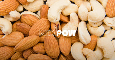 Amandes entières et noix de cajou côte à côte, dont les calories ne sont pas toutes absorbées