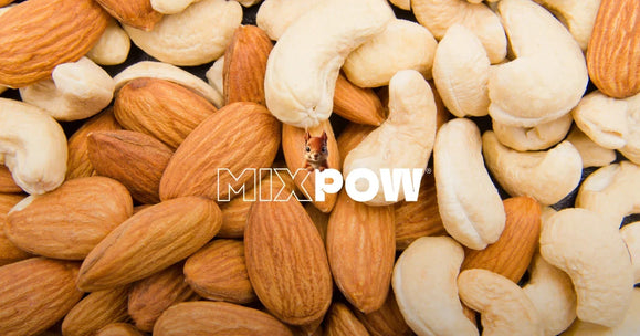 Amandes entières et noix de cajou côte à côte, dont les calories ne sont pas toutes absorbées