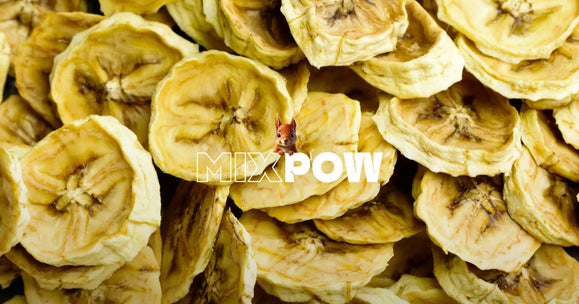 Chips de banane séchée en gros plan, fruit déshydraté prêt à consommer