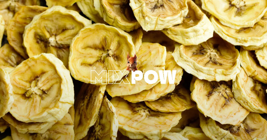 Chips de banane séchée en gros plan, fruit déshydraté prêt à consommer