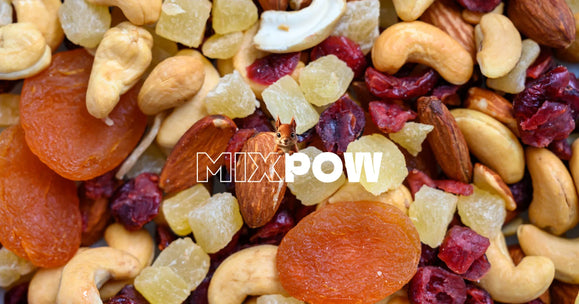 Canette Mixpow fruits secs dans un sac de sport — collation pré-entraînement amandes noix de cajou avant le sport