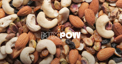 Mélange de fruits secs — noix de cajou, amandes, pistaches et raisins secs — vu de près