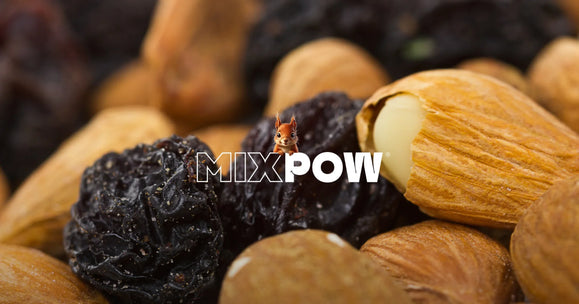 Amandes et raisins secs en gros plan — collation saine de milieu de journée à 11h