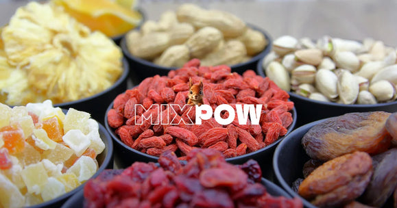 Bols d'ananas séché, baies de goji, cranberries, pistaches et dattes — fruits déshydratés variés