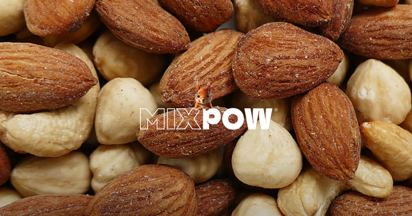 Amandes et noisettes gros plan — fruits secs qui soutiennent le métabolisme et la dépense calorique
