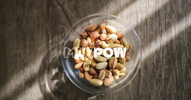 Fruits secs anti-stress disposés sur une table : noix, amandes, pistaches et noix de cajou