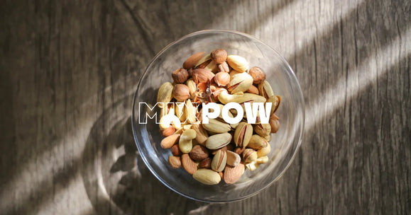 Fruits secs anti-stress disposés sur une table : noix, amandes, pistaches et noix de cajou