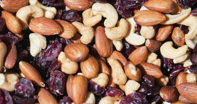 Amandes, noix de cajou, noisettes et cranberries — en-cas qui calme l'hormone de la faim