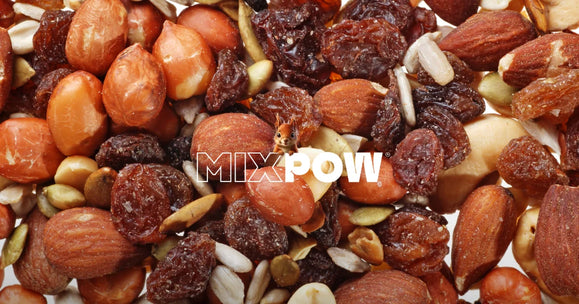 Graines de courge et de tournesol mêlées à des cacahuètes, raisins secs et amandes