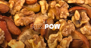 Cerneaux de noix, amandes et pommes séchées rôties — le grignotage du soir et le sommeil