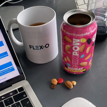 Canette Mixpow Monday Motivation ouverte sur bureau avec thé — snack sain bureau fruits secs