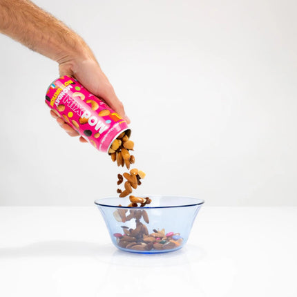 Canette Mixpow Monday Motivation versée dans un bol — mélange fruits secs amandes cajou Smarties