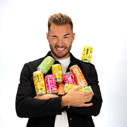 Fondateur Mixpow tenant toute la gamme canettes fruits secs colorées — snack France