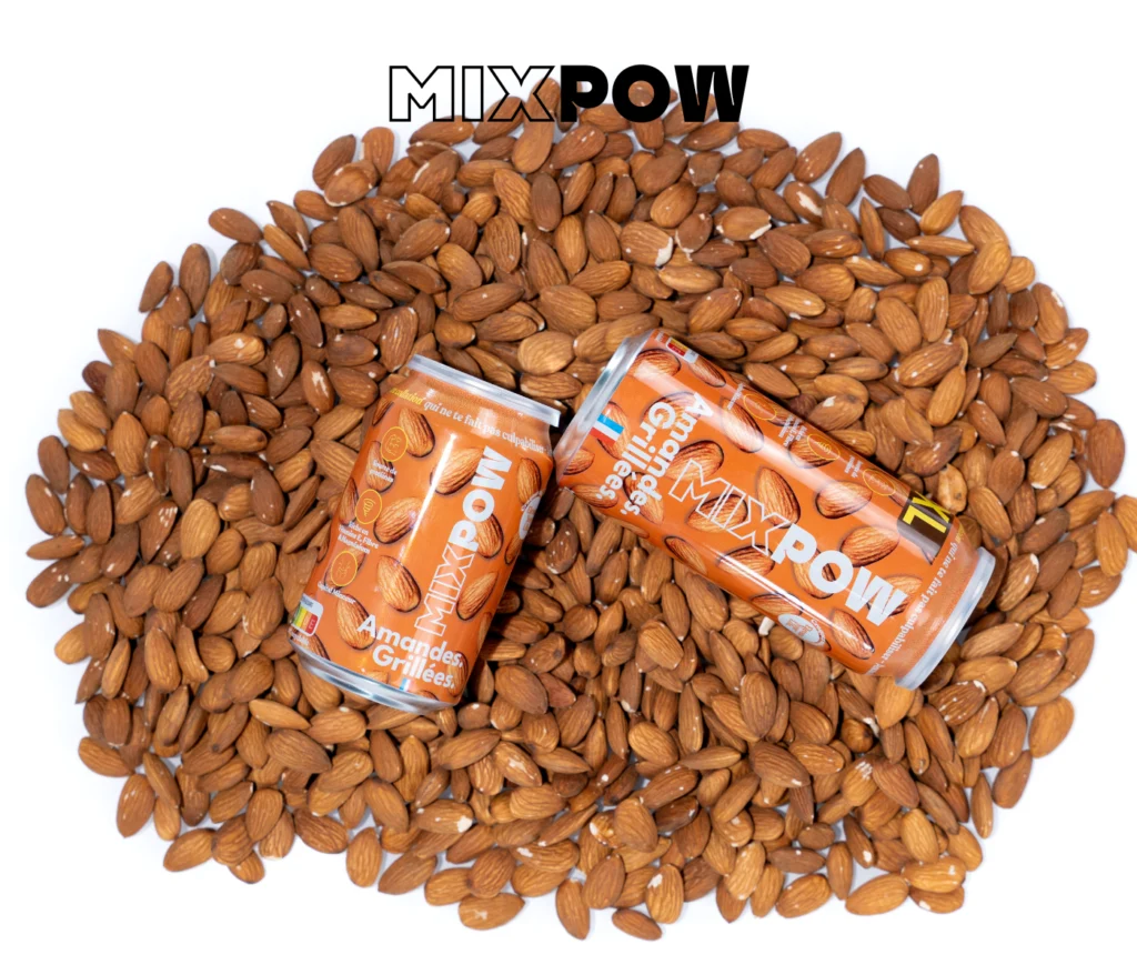 Deux canettes Mixpow "Amandes Grillées" entourées d'amandes, parfaites pour des collations saines et équilibrées.