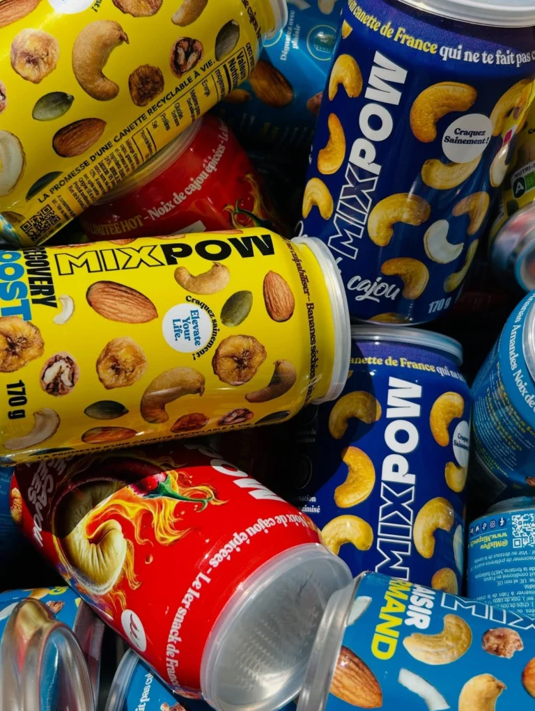 Les canettes Mixpow sont prêtes à briller sous le soleil… mais pas que 👀Une petite surpriiiise s’est glissée dans le carrousel ! 🧐On ne vous en dit pas plus (pour l’instant). Mais reste (1)