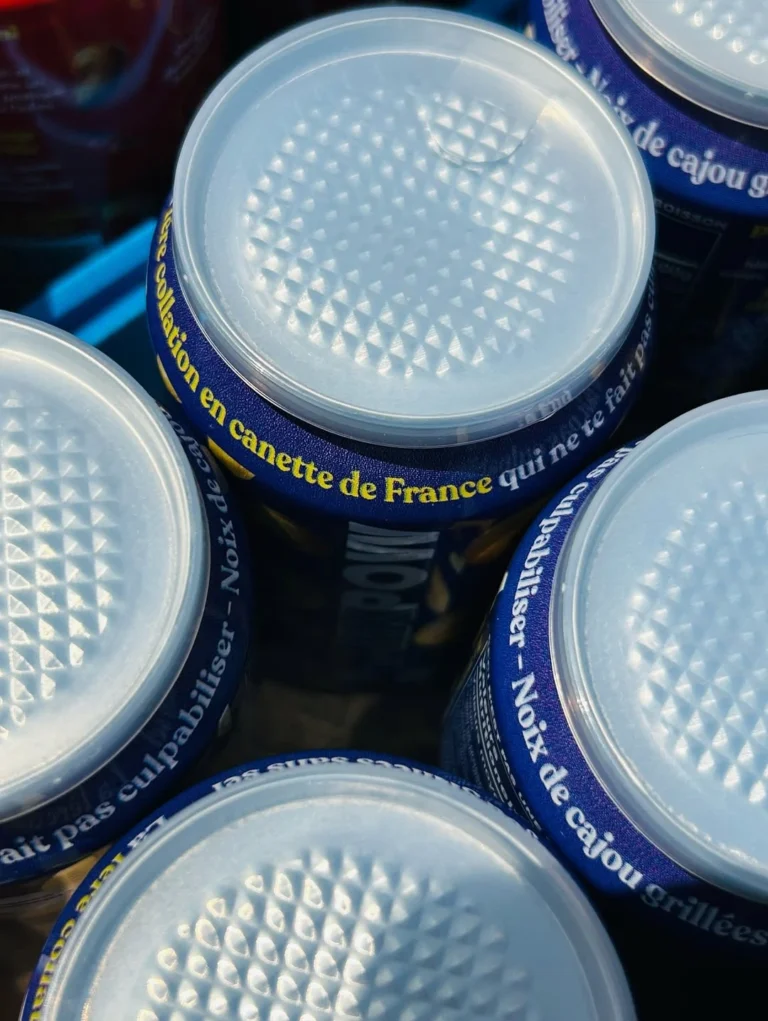 Les canettes Mixpow sont prêtes à briller sous le soleil… mais pas que 👀Une petite surpriiiise s’est glissée dans le carrousel ! 🧐On ne vous en dit pas plus (pour l’instant). Mais reste