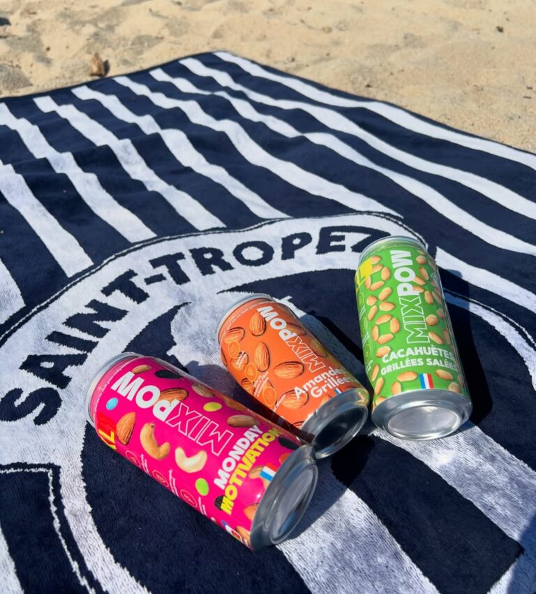 Vos indispensables pour un été parfait ne sont plus seulement des serviettes et des lunettes de soleil. 🌞🏖️Préparez-vous à ajouter MIXPOW à votre panier de plage! 🌴💦#snackhealthy #snackrevolution #sttropez #pla