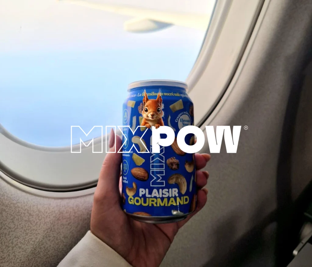 Canette Mixpow Plaisir Gourmand tenue dans un avion, snack sain et pratique à emporter en voyage