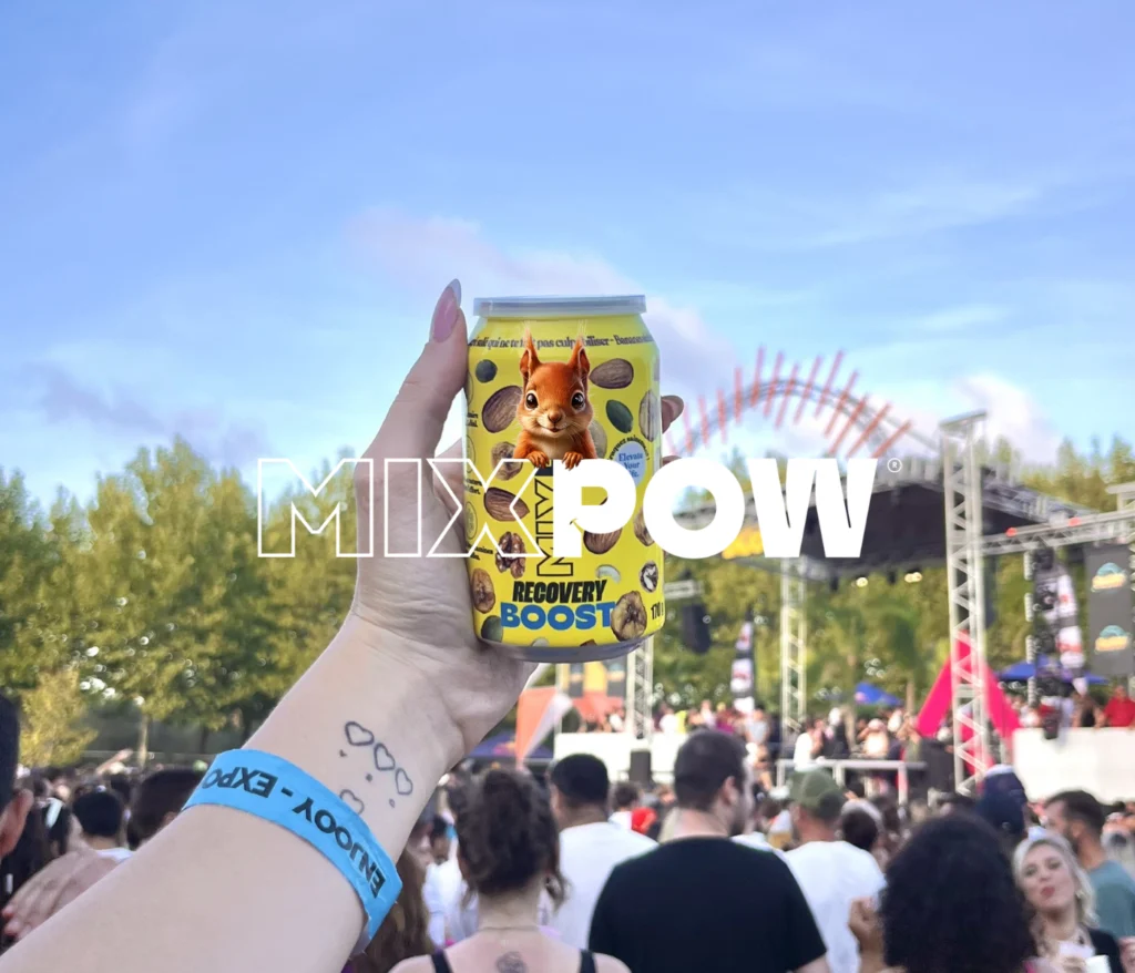 Canette Mixpow Recovery Boost tenue en main pendant un festival en plein air, symbole d’énergie naturelle et de vitalité