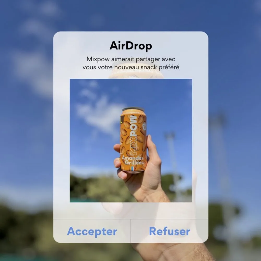 Encas sain Mixpow en canette partagé de façon originale et décalée